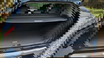 Amplio maletero del Kia EV3, ideal para viajes familiares o aventuras.