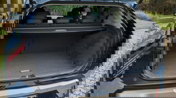 Maletero espacioso ideal para viajes familiares o carga diaria.