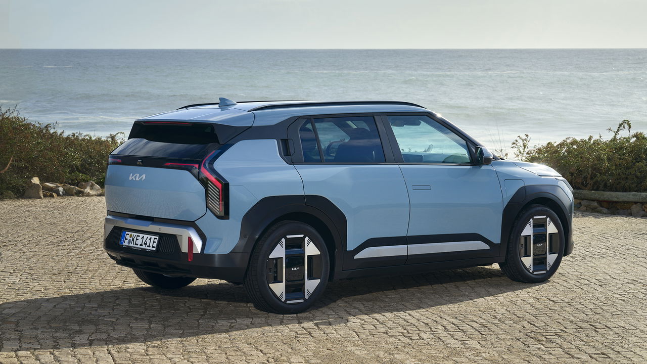 Vista lateral y trasera del Kia EV3, mostrando su diseño moderno y aerodinámico.