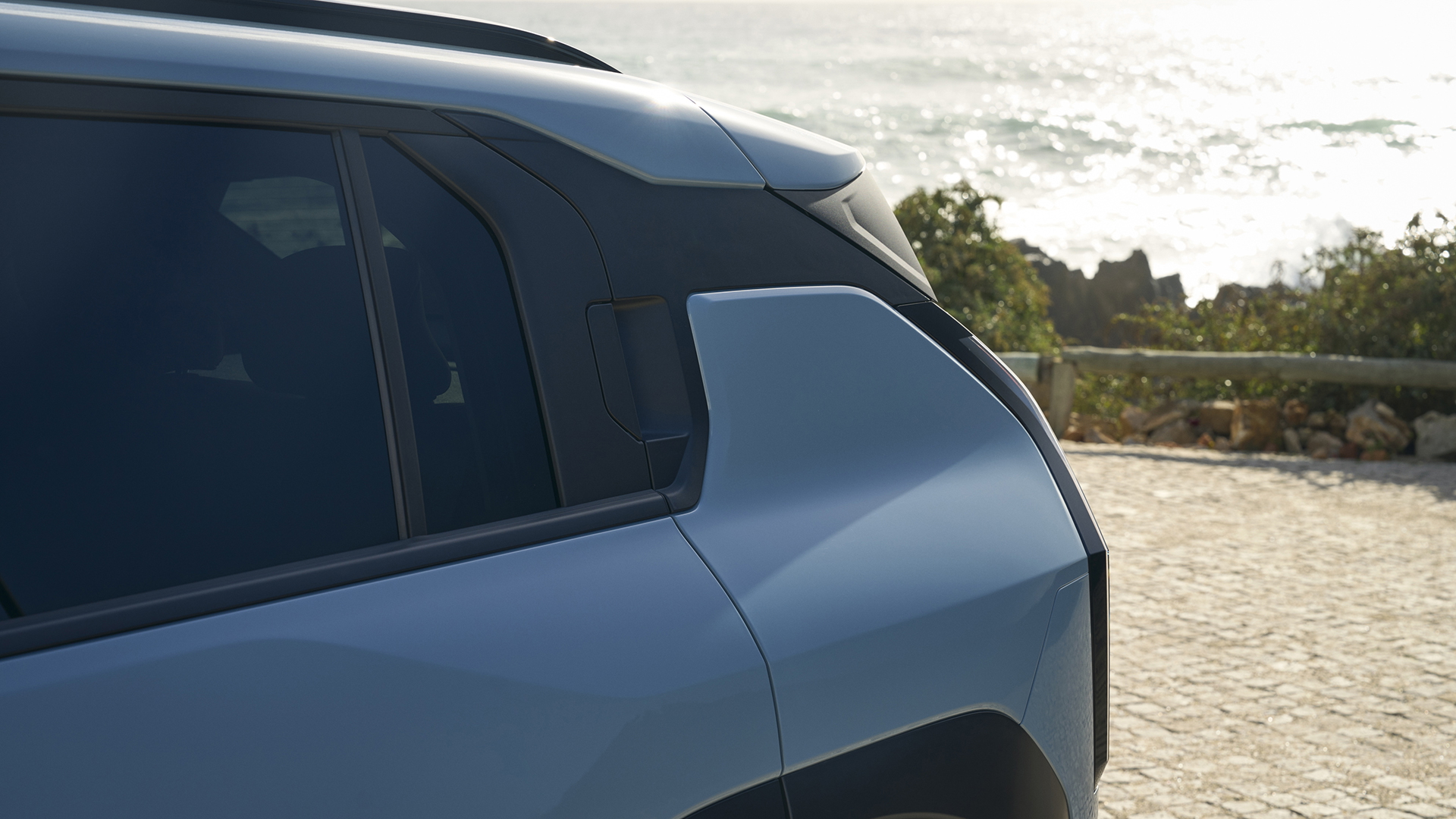 Vista lateral del Kia EV3, destacando su diseño moderno y aerodinámico.