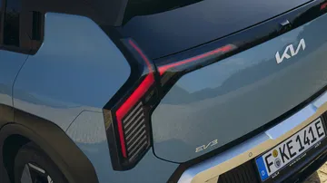 Vista trasera del Kia EV3, con líneas modernas y tecnología avanzada.