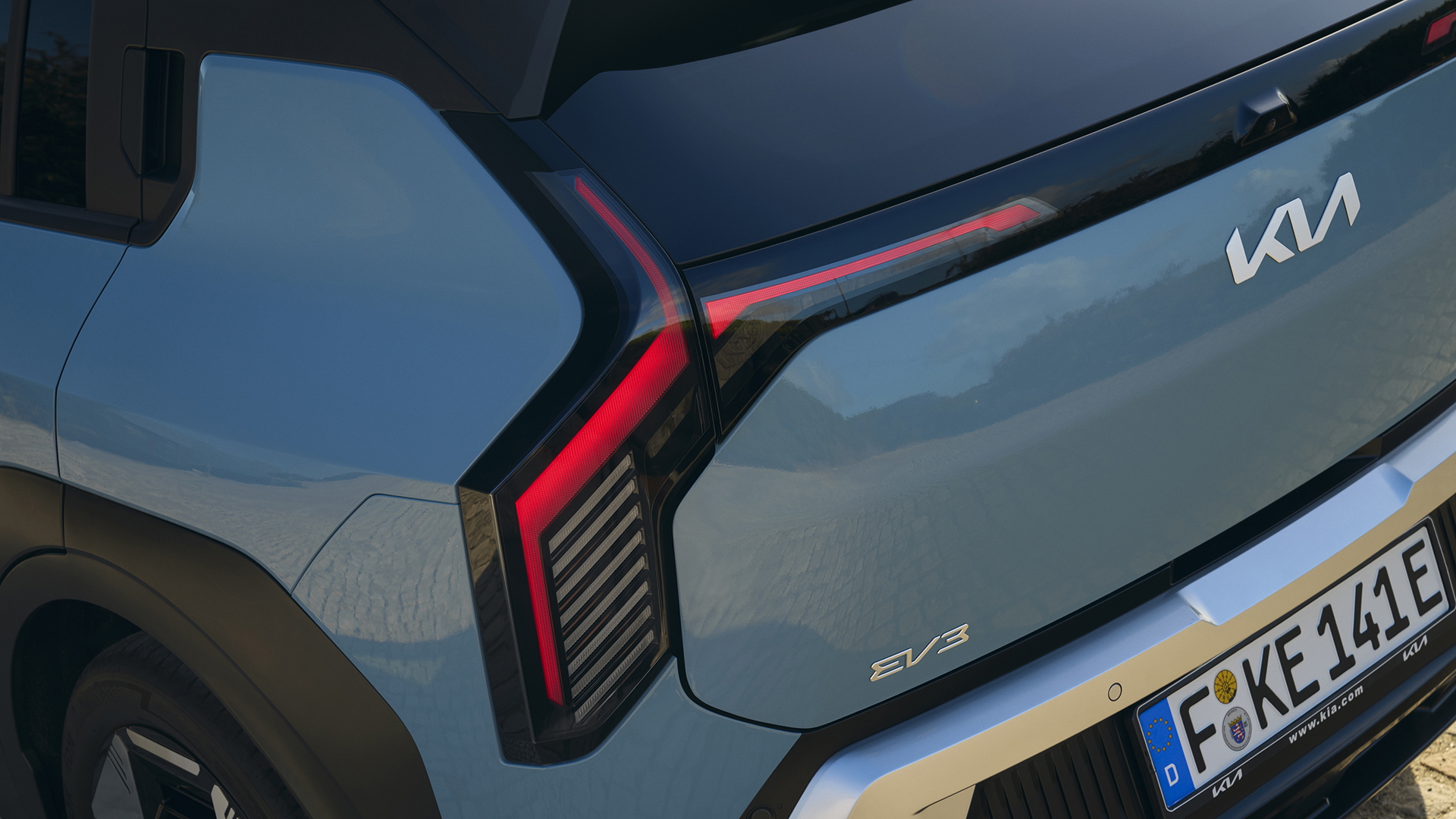 Vista trasera del Kia EV3, con líneas modernas y tecnología avanzada.