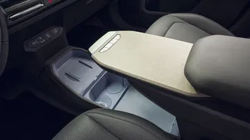 Detalle del interior del Kia EV3, resaltando la consola central y el diseño minimalista.