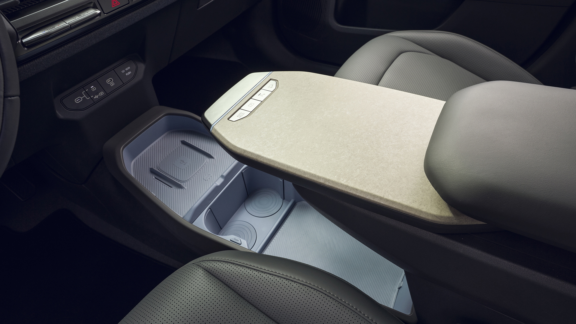 Detalle del interior del Kia EV3, resaltando la consola central y el diseño minimalista.