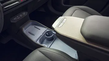 Vista del elegante diseño interior, centrado en la consola con acabados modernos.