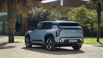 Vista trasera del Kia EV3, mostrando su diseño moderno y aerodinámico.