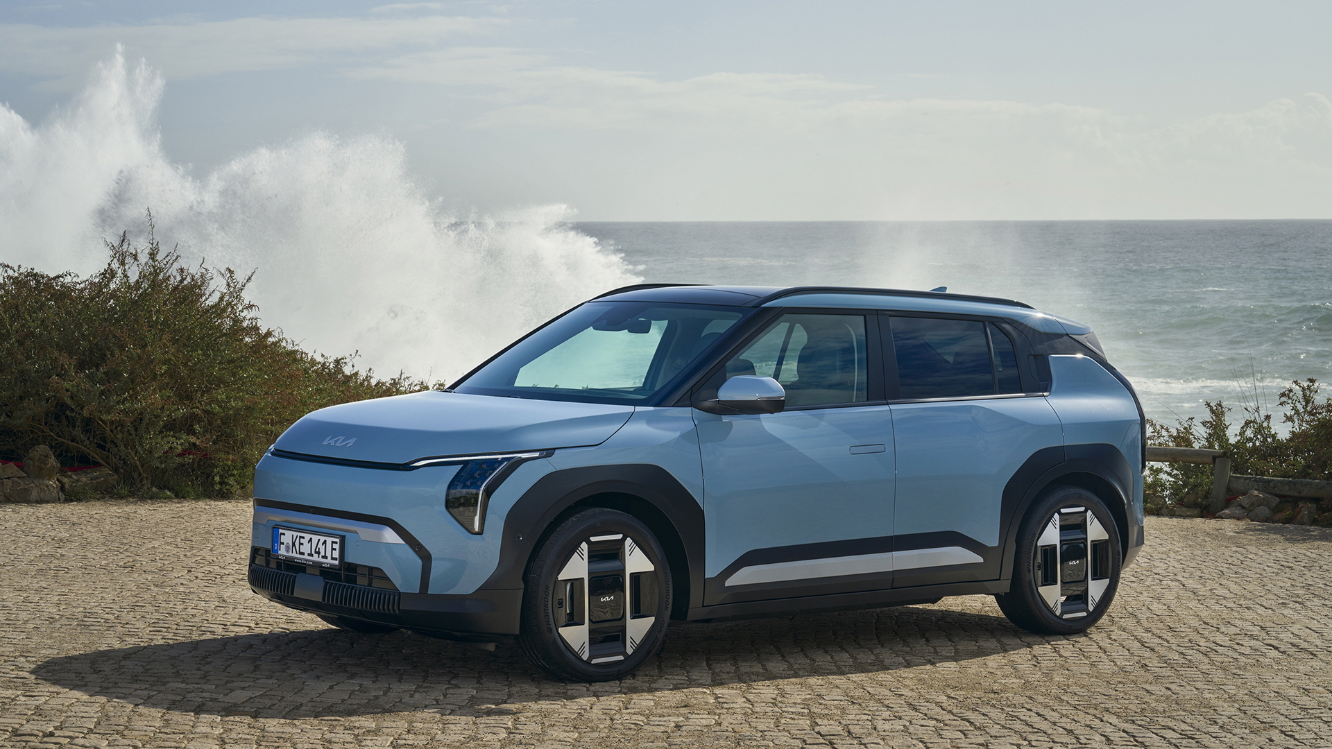El Kia EV3 es un SUV eléctrico con un diseño moderno y aerodinámico.
