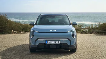 El Kia EV3 presenta un diseño moderno y minimalista, ideal para la movilidad eléctrica.