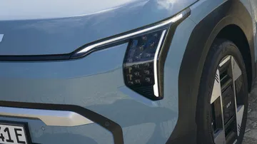 El diseño frontal del Kia EV3 muestra una estética moderna y aerodinámica.