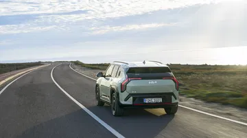 Vista trasera y lateral del Kia EV3 GT-Line en un entorno natural