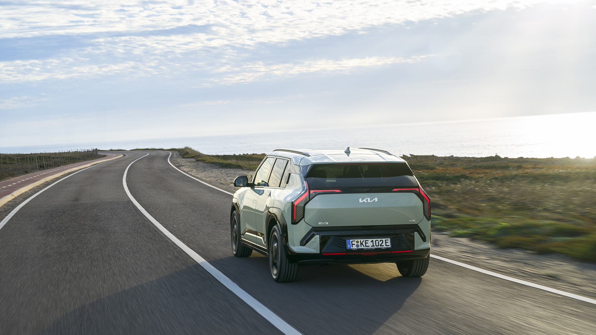 Vista trasera y lateral del Kia EV3 GT-Line en un entorno natural