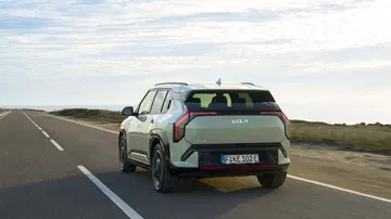 Vista trasera y lateral del Kia EV3 GT-Line, resaltando su diseño moderno y aerodinámico.