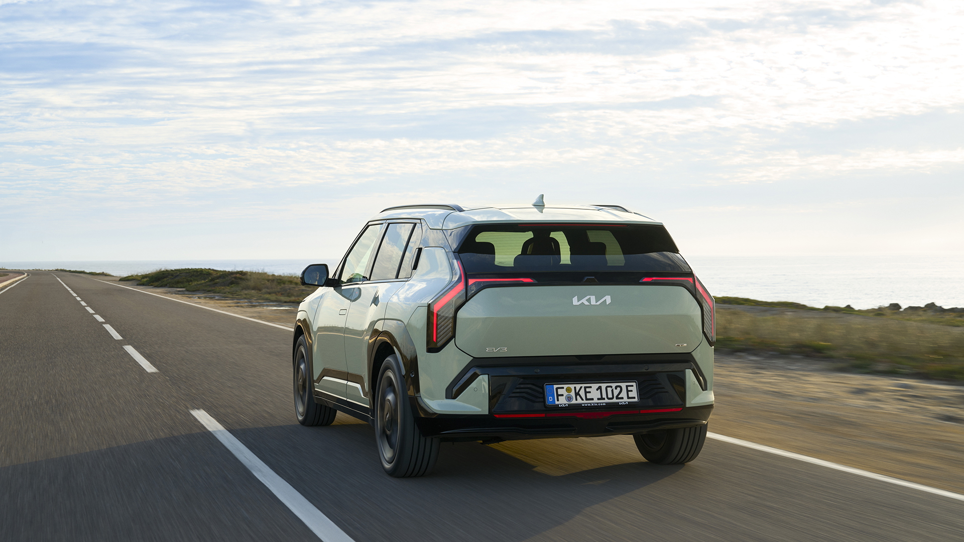 Vista trasera y lateral del Kia EV3 GT-Line, resaltando su diseño moderno y aerodinámico.