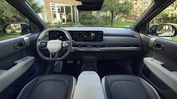 Interior del Kia EV3 GT-Line con diseño moderno y minimalista.