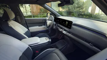 Espacioso interior con asientos confortables y un diseño moderno.