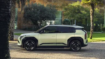 Vista lateral del Kia EV3 GT-Line, que destaca por su diseño moderno y aerodinámico.