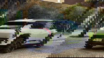 Vista trasera y lateral del Kia EV3 GT-Line, reflejando su diseño moderno.