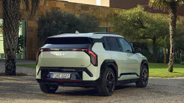 Vista lateral y trasera del Kia EV, mostrando su diseño moderno y aerodinámico.