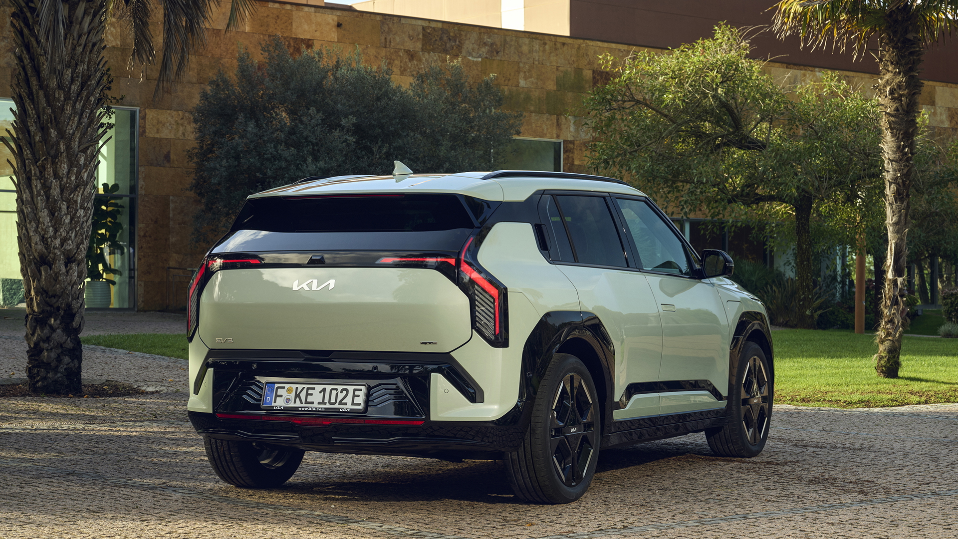 Vista lateral y trasera del Kia EV, mostrando su diseño moderno y aerodinámico.