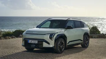 El Kia EV3 GT Line destaca por su diseño moderno y sofisticado, ideal para la ciudad.