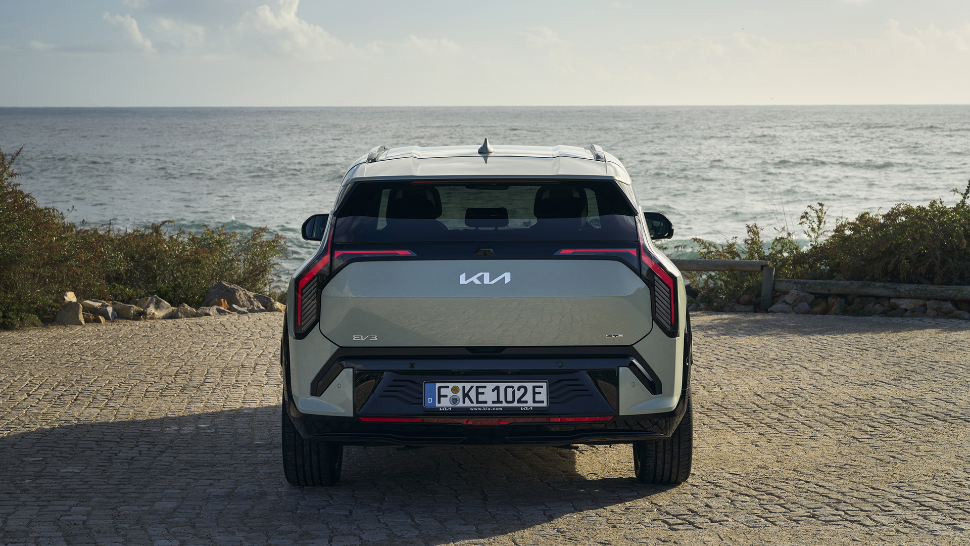Vista trasera del Kia EV3 GT-Line, diseño atractivo y moderno.