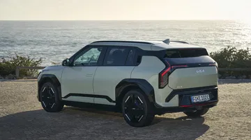 Vista trasera y lateral del Kia EV3, resaltando su moderno diseño.