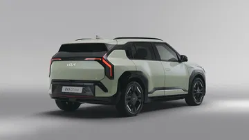 Vista trasera y lateral del Kia EV3 GT-Line, destacando su diseño moderno y aerodinámico.