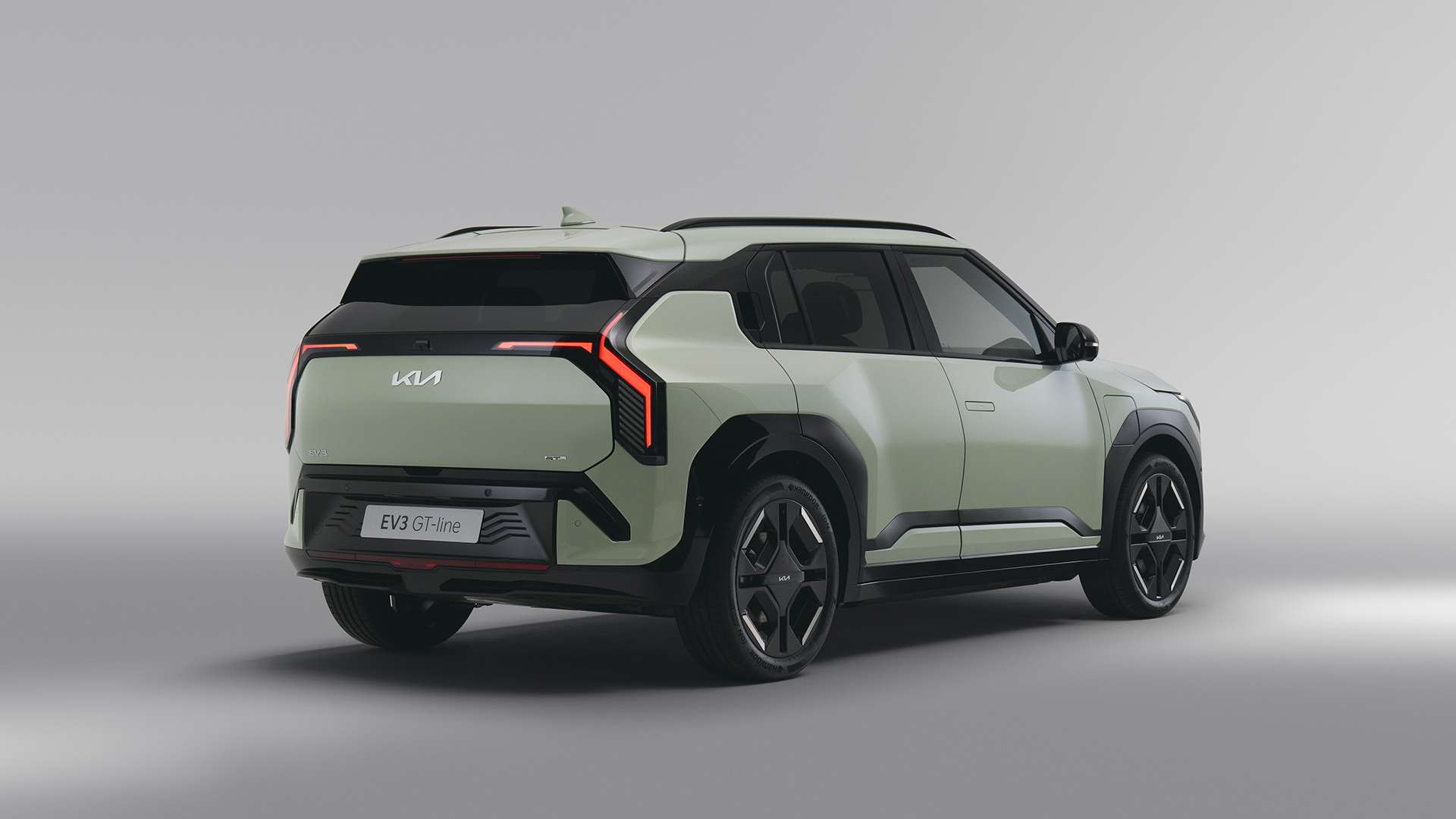 Vista trasera y lateral del Kia EV3 GT-Line, destacando su diseño moderno y aerodinámico.