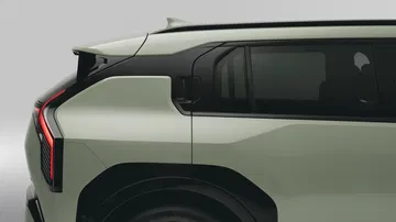 Vista lateral y trasera del Kia EV3 GT Line, resaltando su diseño moderno.