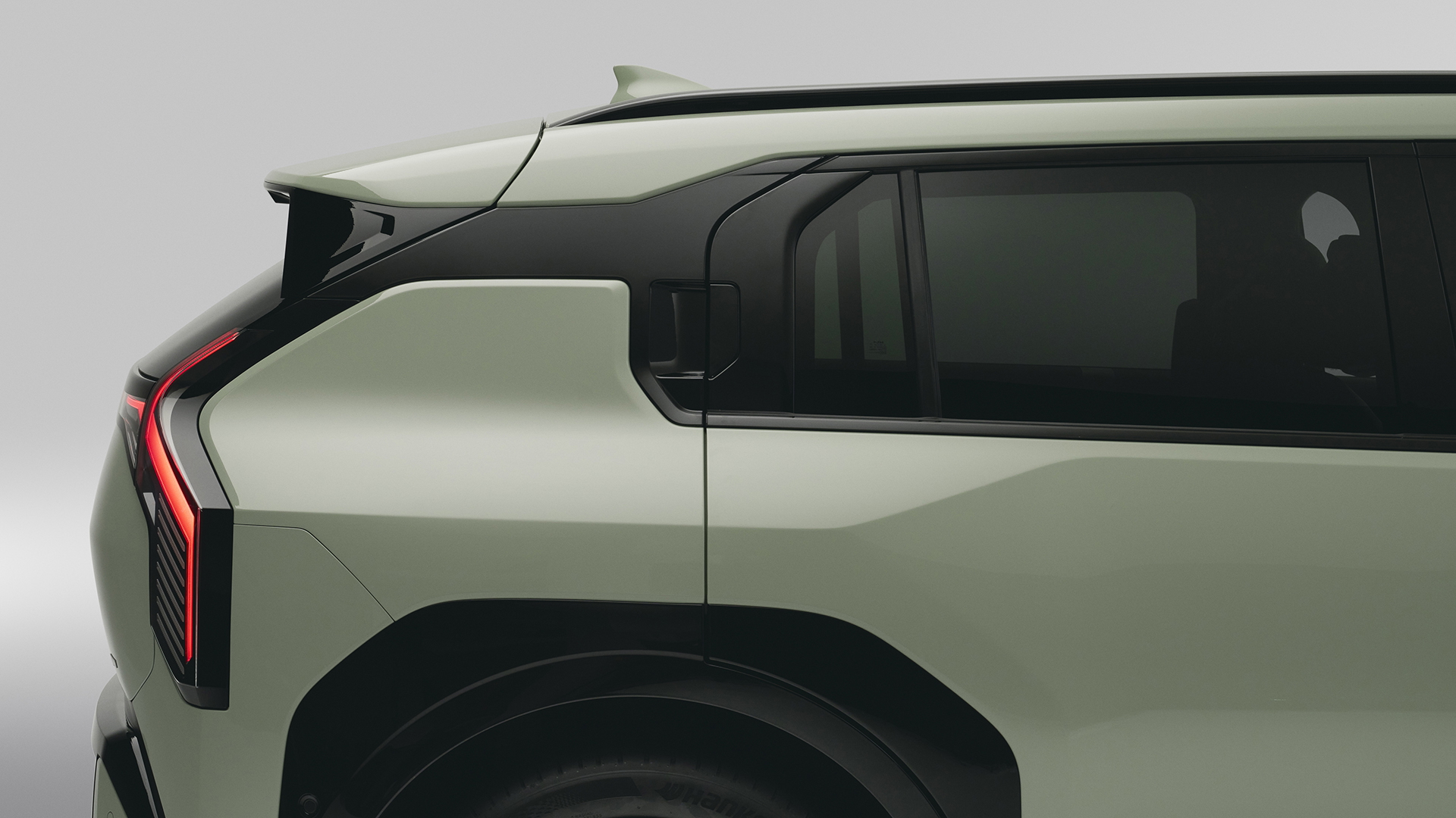 Vista lateral y trasera del Kia EV3 GT Line, resaltando su diseño moderno.