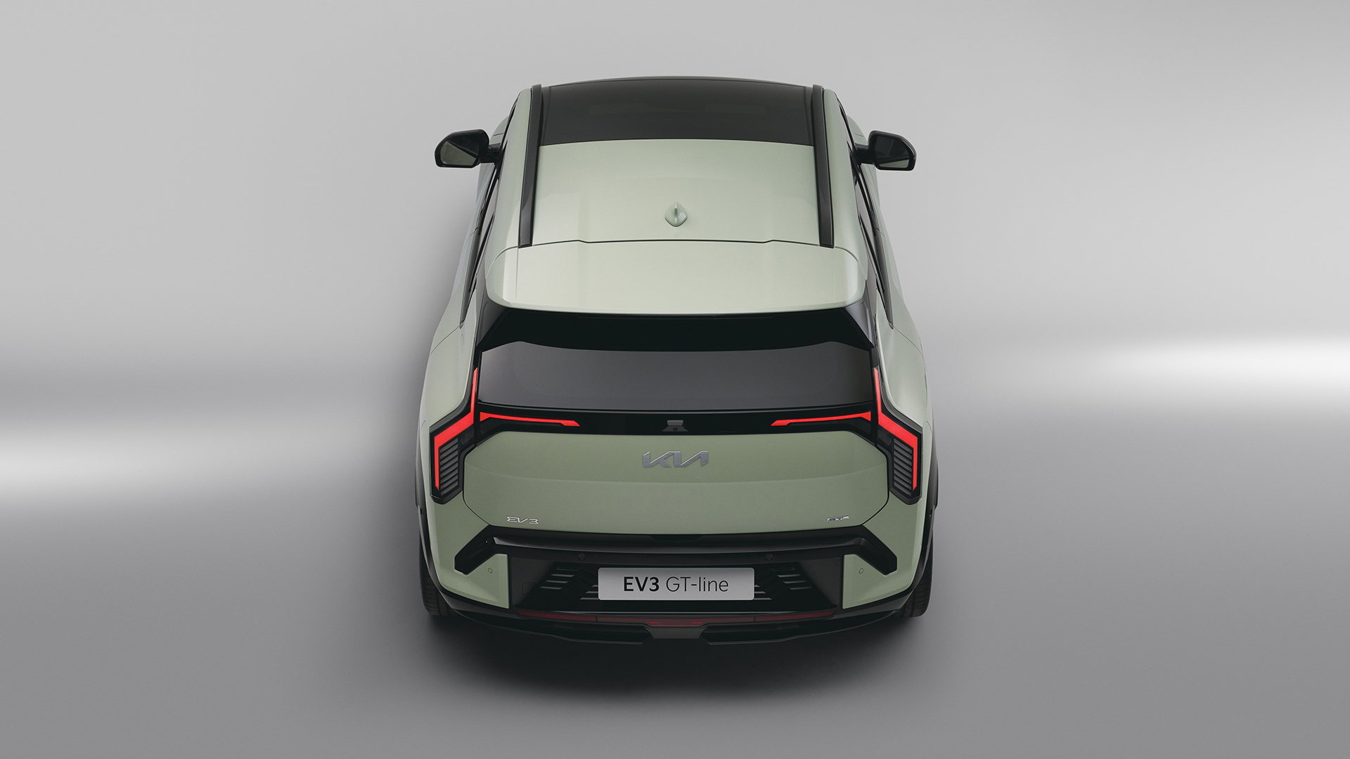 Vista trasera del Kia EV3 GT-Line, destacando su diseño moderno y aerodinámico.