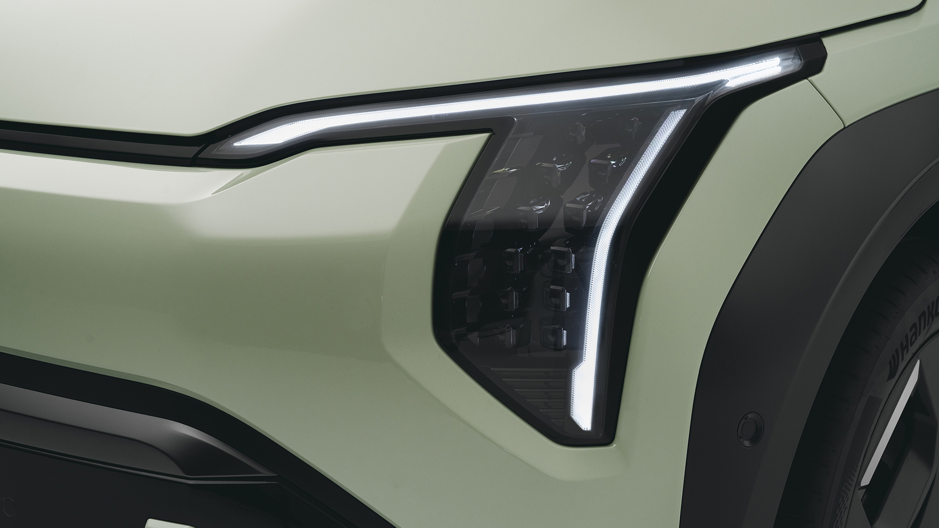 Vista detallada del diseño lateral del Kia EV3 GT-Line, destacando su estética moderna.