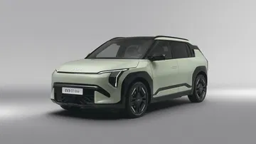 Vista lateral del Kia EV3 GT Line, un SUV eléctrico con un diseño moderno.