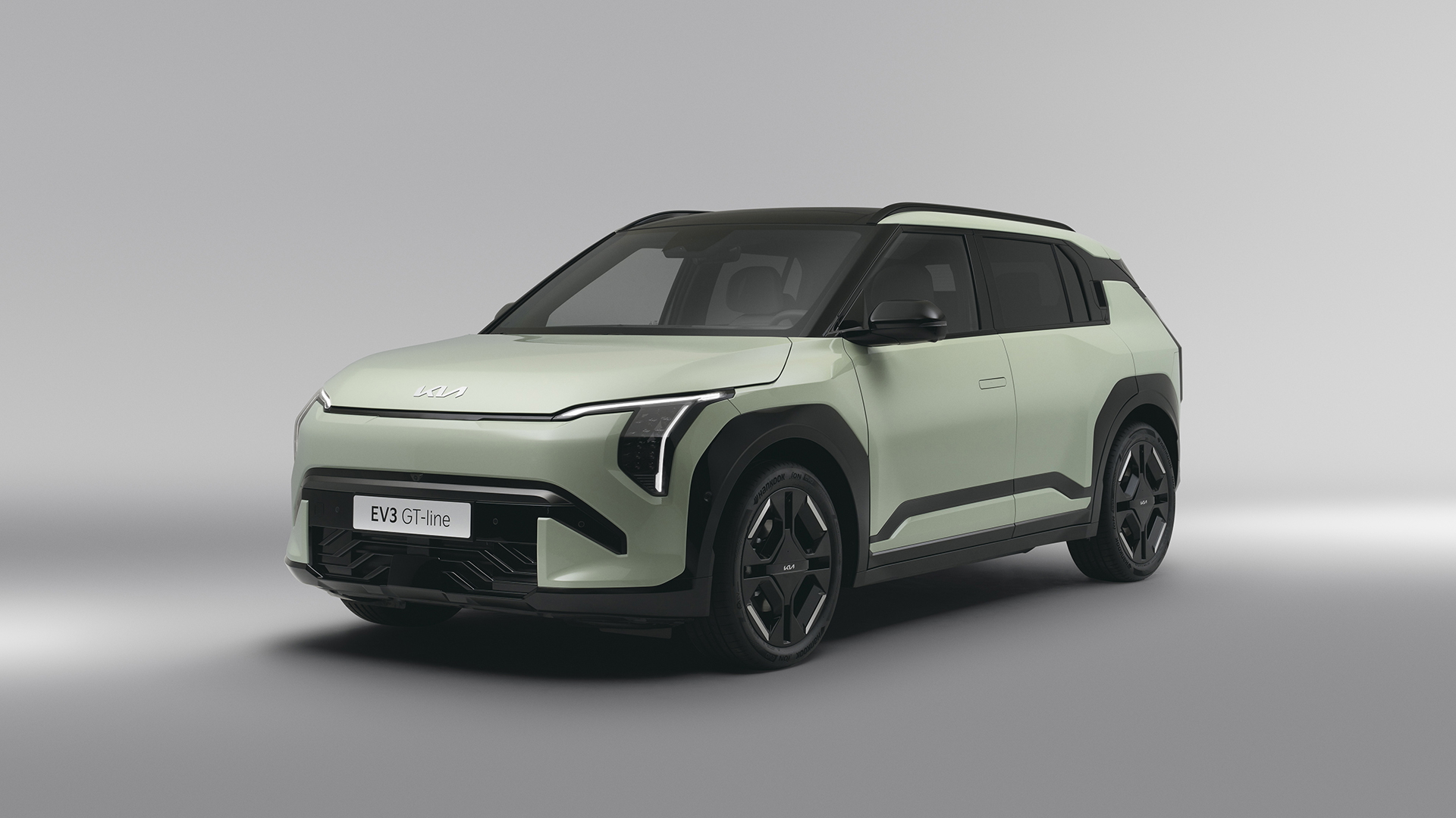 Vista lateral del Kia EV3 GT Line, un SUV eléctrico con un diseño moderno.