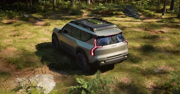 Kia EV9 se abre camino con estilo y robustez en terreno off-road.