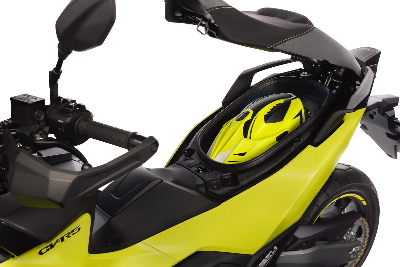 Vista del maletero y espacio para casco en el Kymco CV R5 2025. Vista del maletero y espacio para casco en el Kymco CV R5 2025.