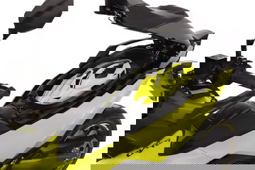 Vista del maletero y espacio para casco en el Kymco CV R5 2025.
