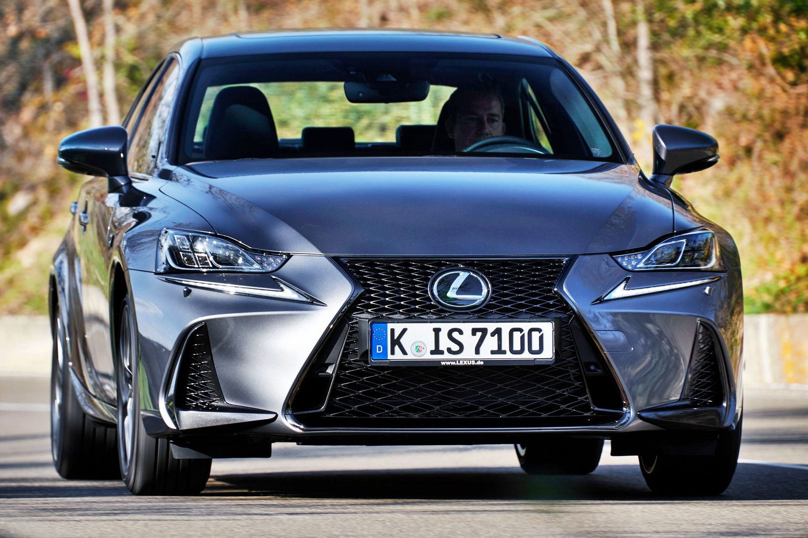 Lexus IS 300h, elegante y moderno, destaca por su motor eficiente y diseño sofisticado. Lexus IS 300h, elegante y moderno, destaca por su motor eficiente y diseño sofisticado.