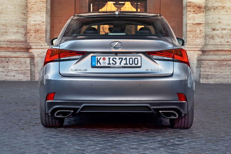 Vista trasera y lateral del Lexus IS 300h, destacando su elegancia y dise&ntilde;o h&iacute;brido.