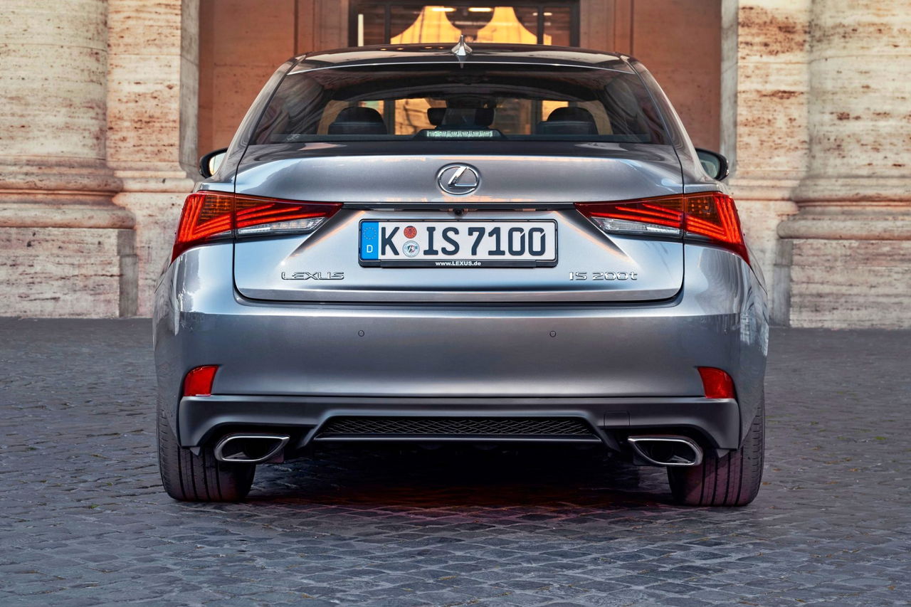Vista trasera y lateral del Lexus IS 300h, destacando su elegancia y diseño híbrido.