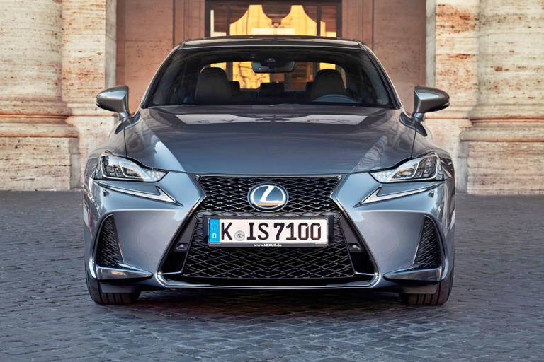 Frontal del Lexus IS 300h, elegante y din&aacute;mico, muestra su sofisticaci&oacute;n.