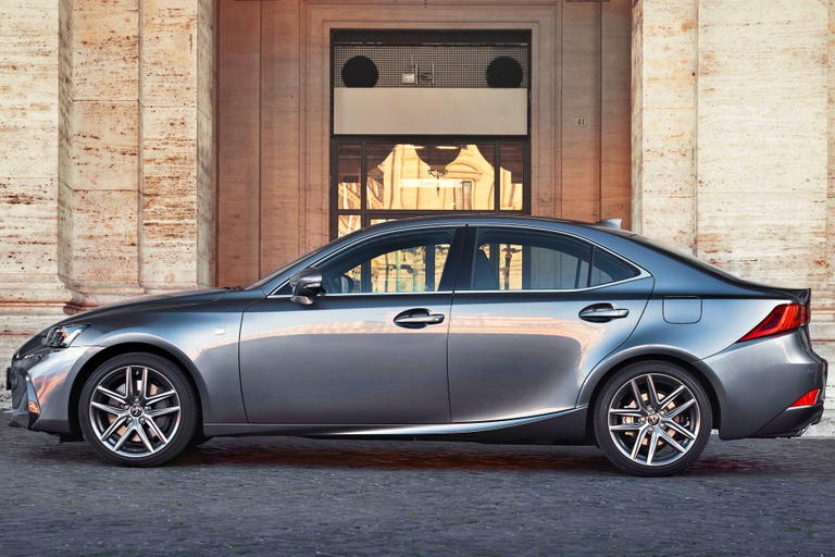 El Lexus IS 300h combina elegancia y tecnolog&iacute;a en un dise&ntilde;o h&iacute;brido compacto.