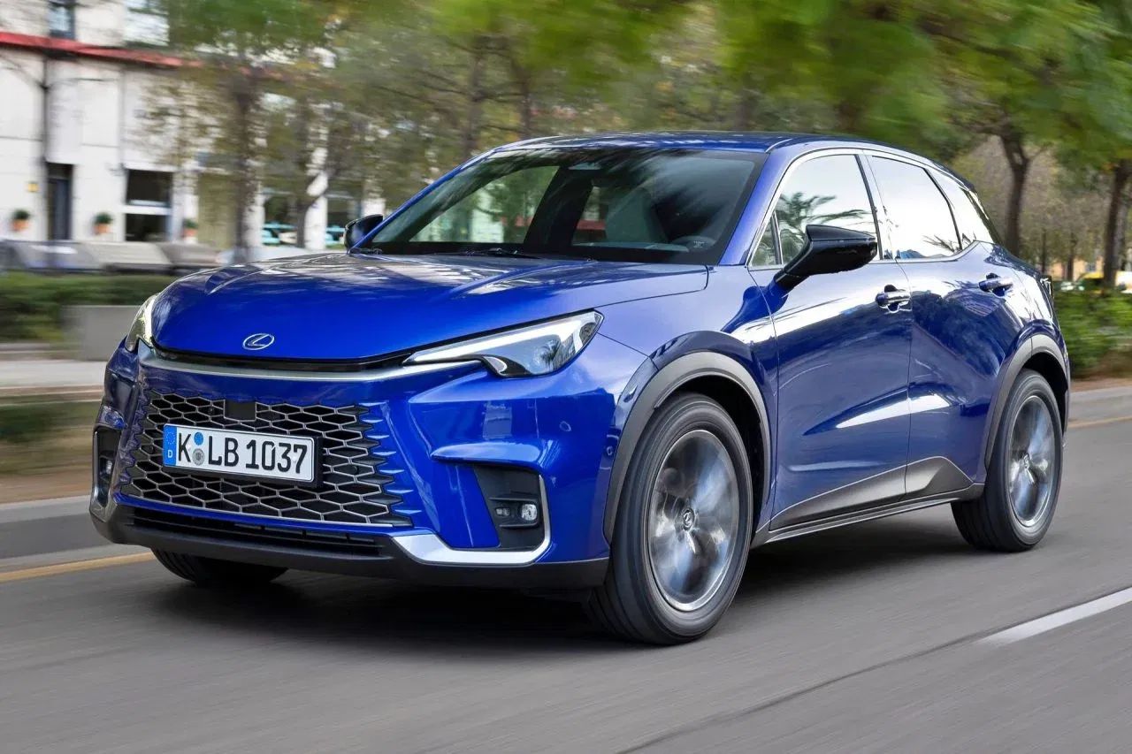 Vista del Lexus LBX, un SUV compacto con un diseño audaz y moderno. Vista del Lexus LBX, un SUV compacto con un diseño audaz y moderno.