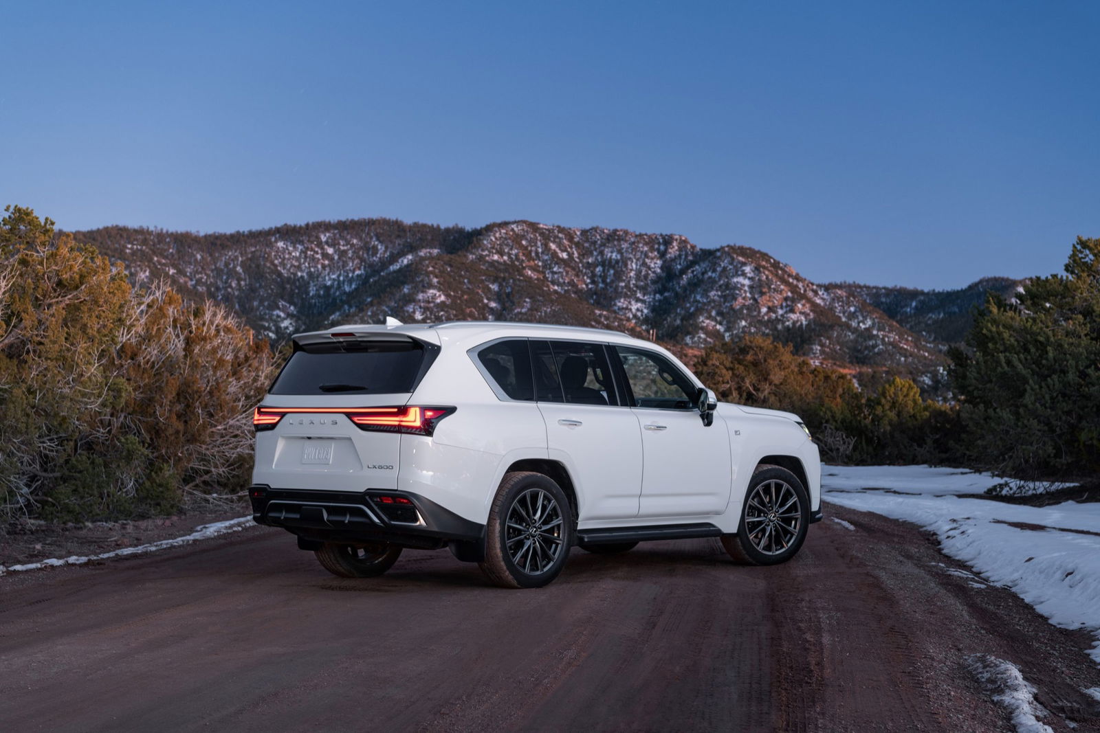 Vista lateral y trasera del Lexus LX 2023, destaca su diseño robusto y elegante. Vista lateral y trasera del Lexus LX 2023, destaca su diseño robusto y elegante.