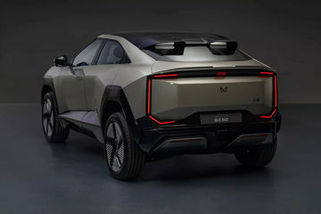 Vista trasera y lateral del Mahindra BE 63, que resalta su diseño SUV coupé compacto.