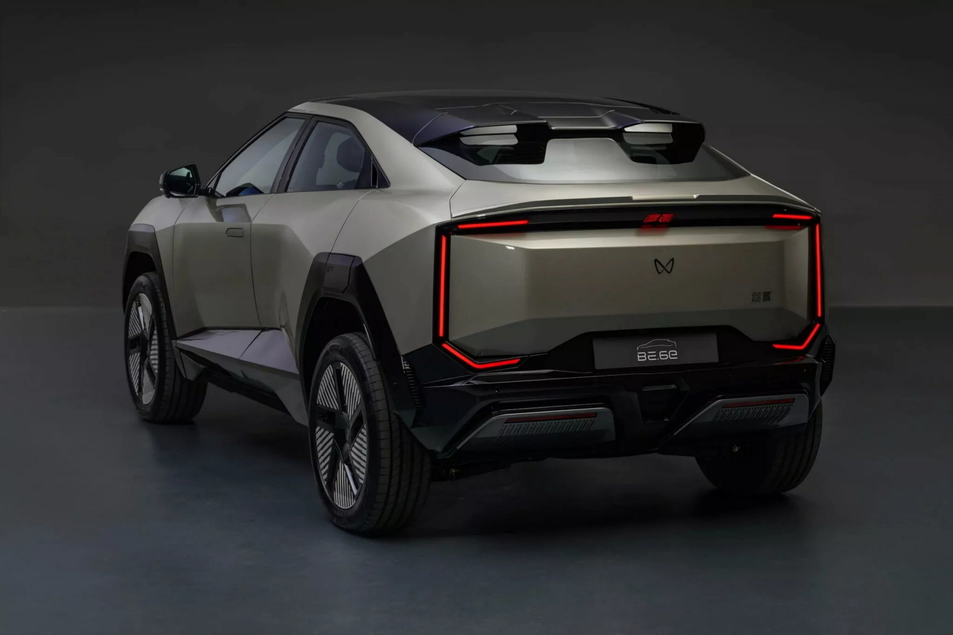 Vista trasera y lateral del Mahindra BE 63, que resalta su diseño SUV coupé compacto.