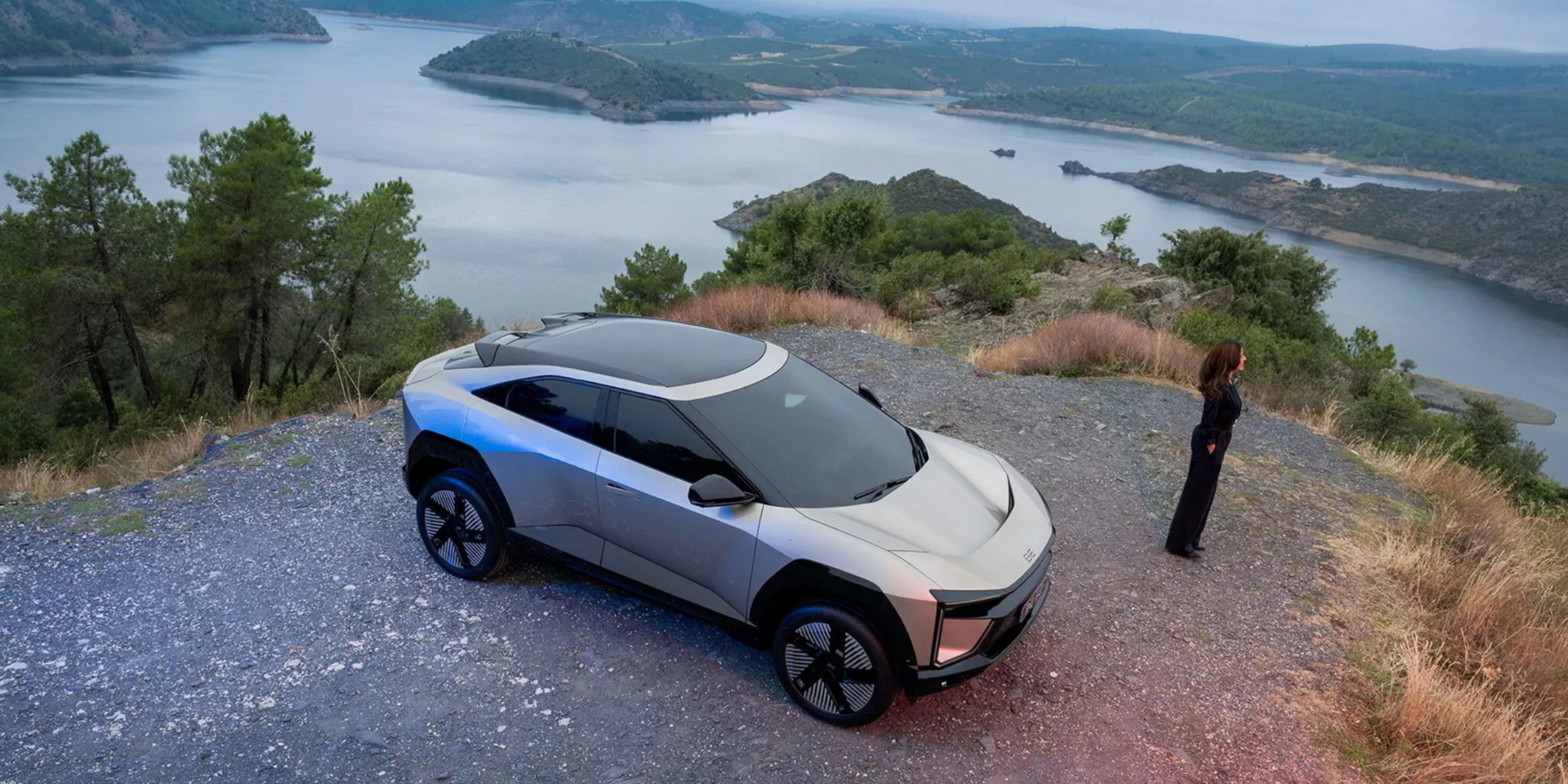 Presenta un SUV coupé de diseño futurista y compacto, ideal para la ciudad.