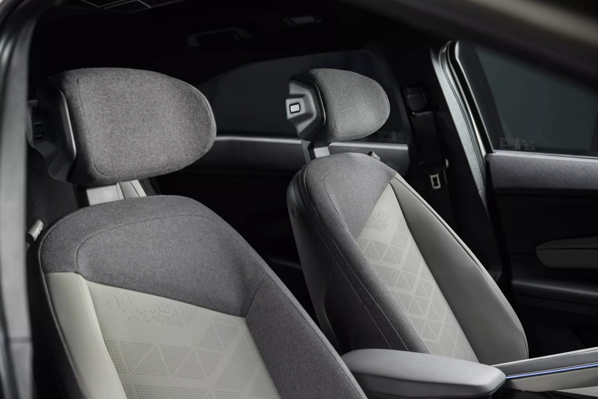 Asientos con diseño moderno y confort técnico en un SUV compacto.