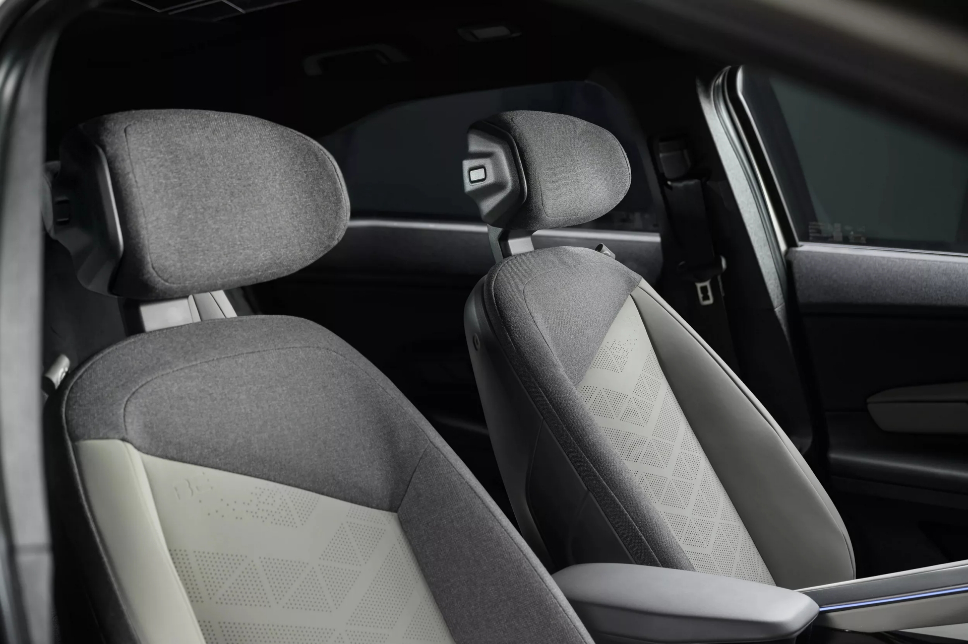 Vista interior del SUV coupé Mahindra BE 6e, mostrando sus cómodos asientos