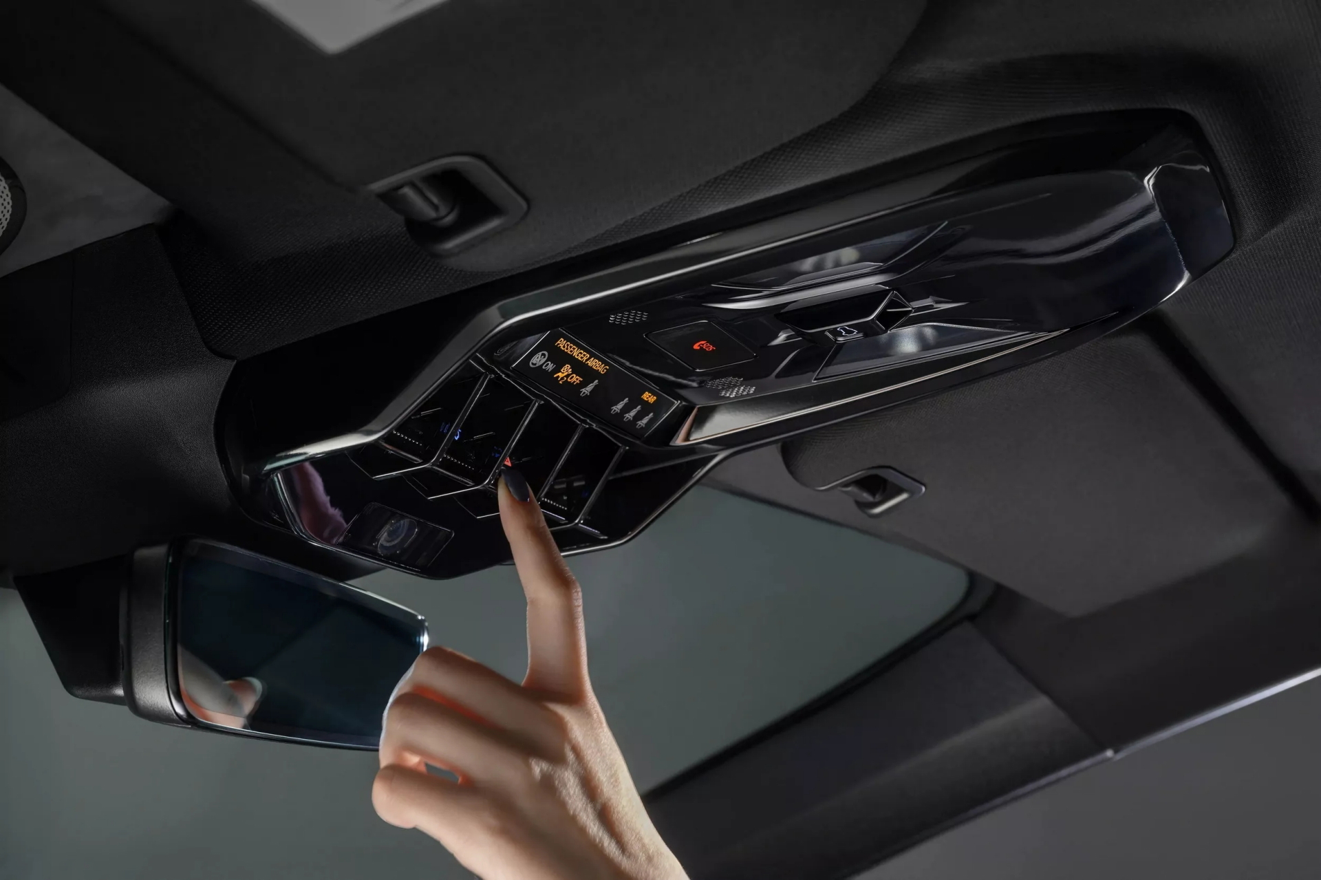 Vista del interior del Mahindra BE 6e, mostrando detalles del diseño de la consola.